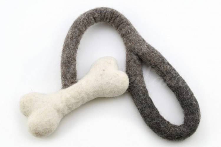 Lunderland szarpak filcowy z kością 50 cm